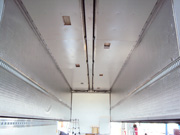 羽根サイド。ラッシングレール/不燃性断熱材/結露防止シート取付 